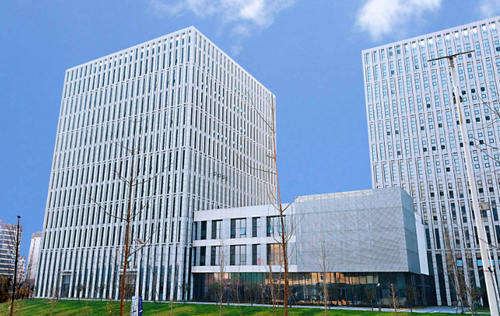 商业地产项目建筑石材幕墙选材对比与成本分析